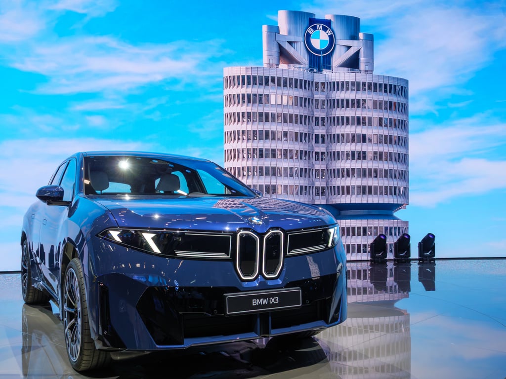 Blå BMW iX3 utstilt på BMW-standen på IAA-messen i München