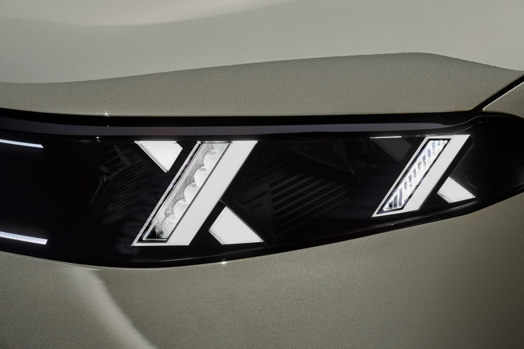 Nærbilde av frontlysene på BMW iX5