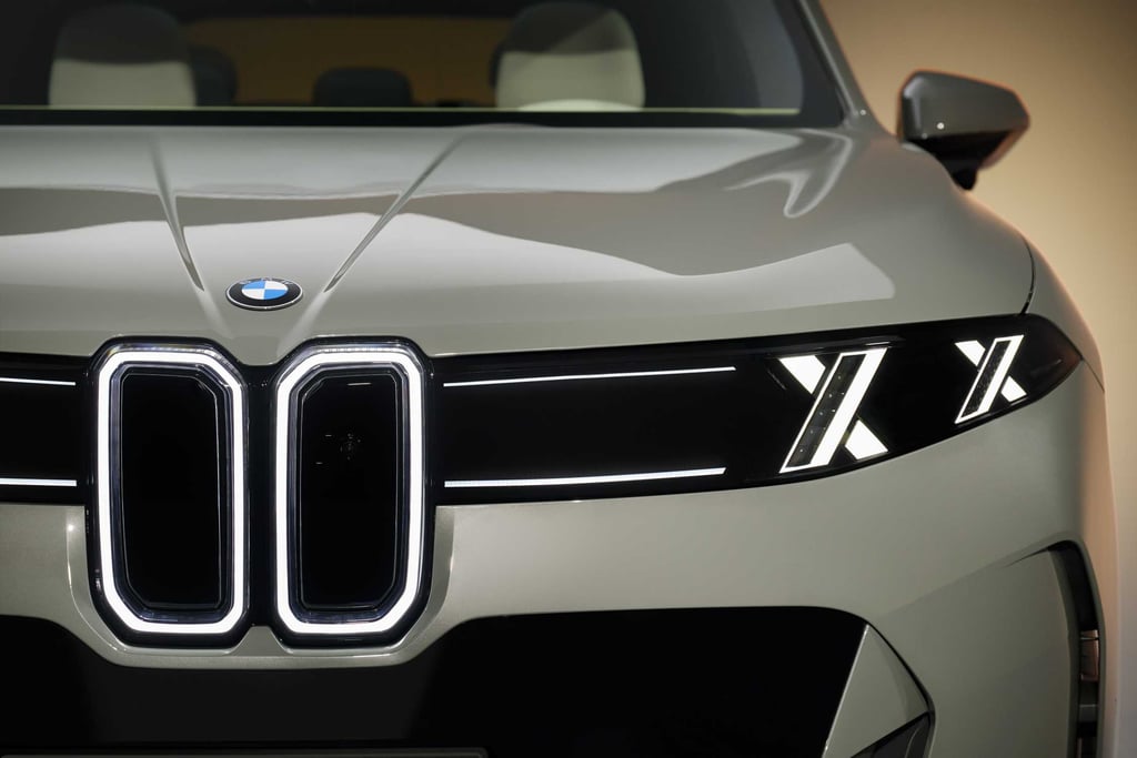 Den opplyste nyregrillen på BMW iX5