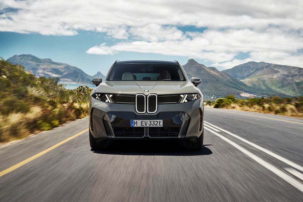 BMW iX5 forfra på en landevei