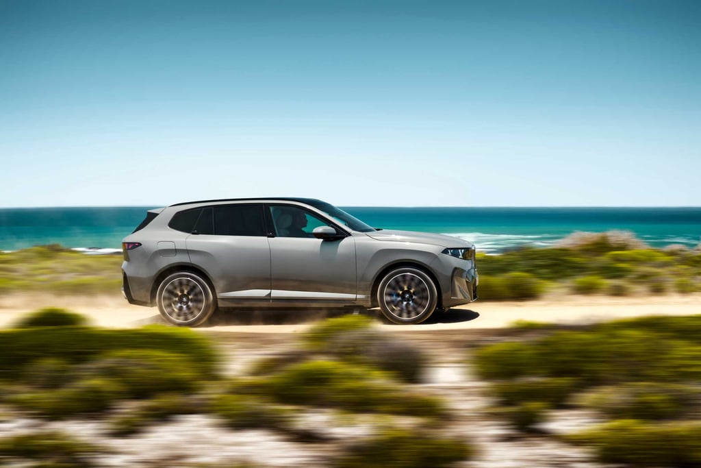 BMW iX5 fra siden ved en strand
