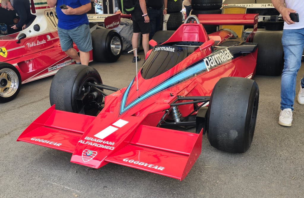 Rød og hvit Brabham BT46B formelbil fra 1978 parkert på asfalt, sett forfra