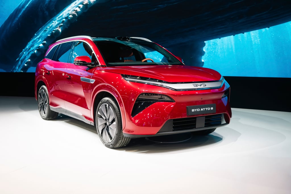 Rød BYD Atto 8 utstilt på BYDs stand på bilutstillingen i Paris