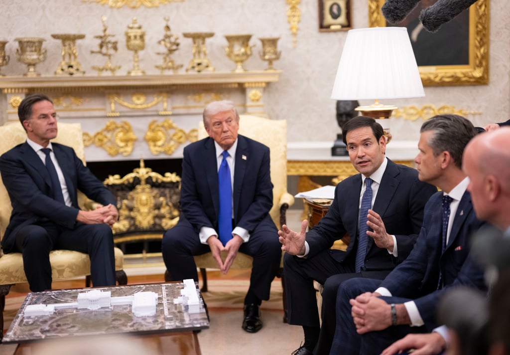 Donald Trump sitter i Det ovale kontor mens Marco Rubio snakker og Pete Hegseth lytter
