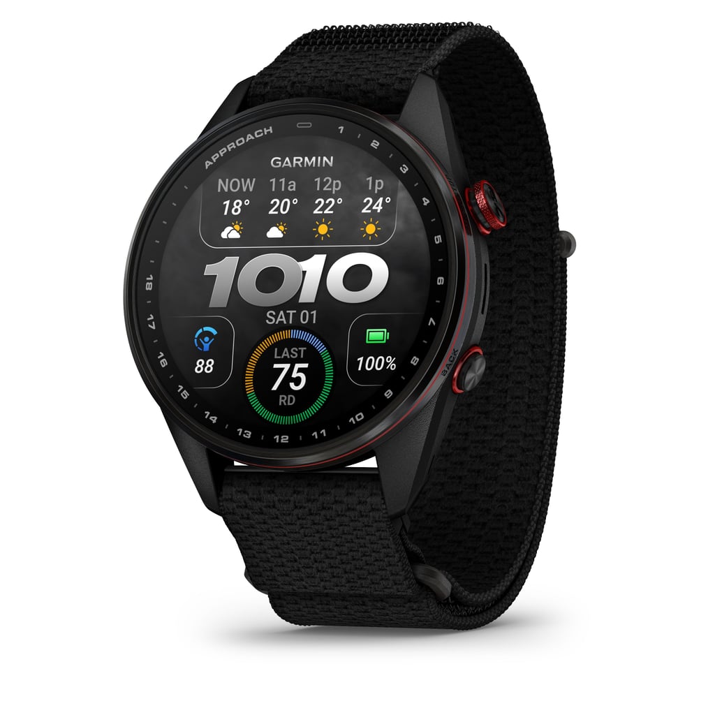 Garmin Approach S72 i 47 millimeter i sort, med værmelding og klokkeslett på skjermen
