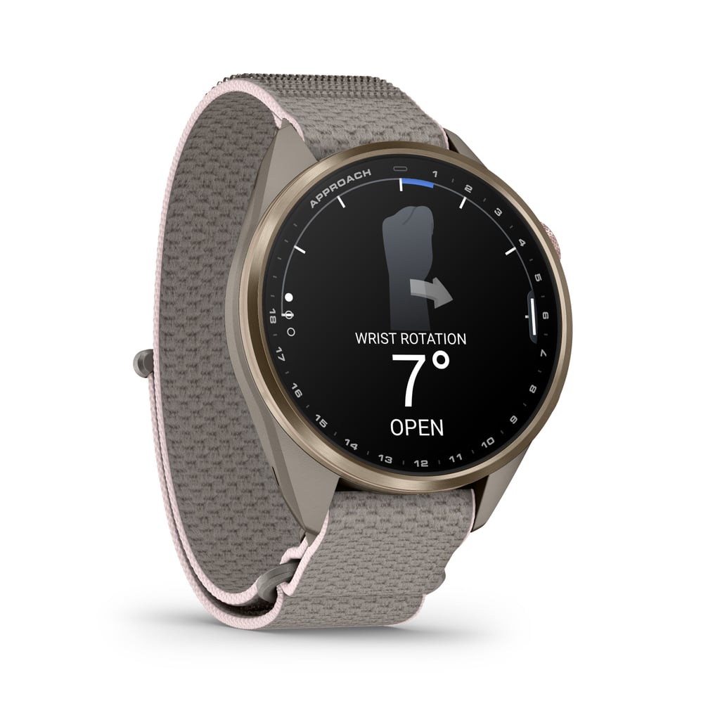Garmin Approach S72 med lys grå stoffrem, med håndleddsrotasjon på syv grader på skjermen