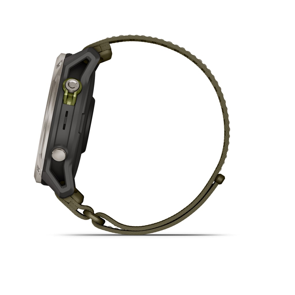 Garmin Enduro 4 sett rett fra siden, med knappene og den olivengrønne stoffremmen