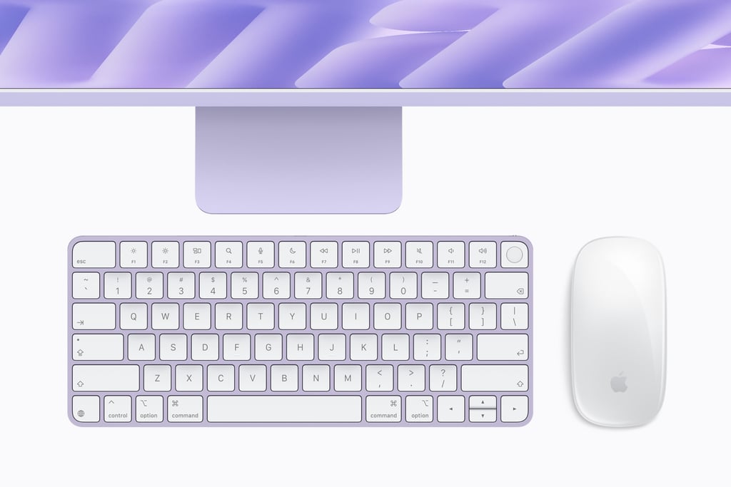 Lilla iMac med tastatur og mus i samme farve