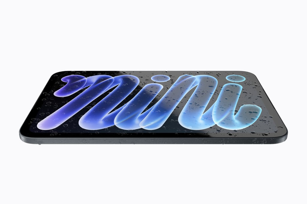 iPad mini liggende flatt med vanndråper på skjermen