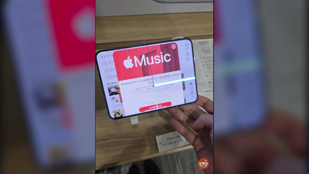 Åpen iPhone Duo på en demobenk med en lys stripe og en mørk strek langs bretten