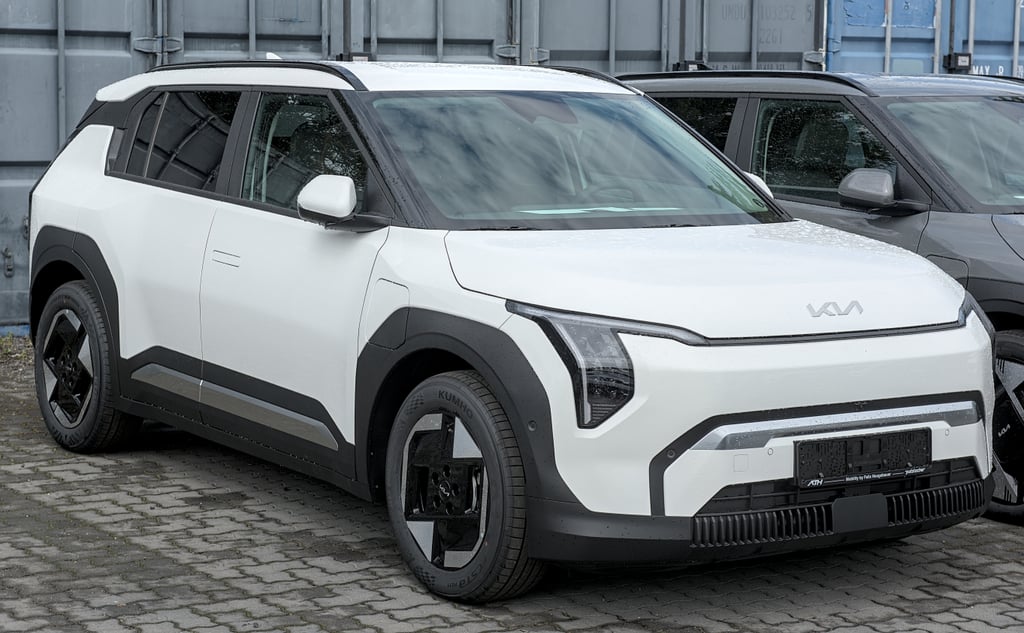 Hvit Kia EV3 parkert på en asfaltert plass