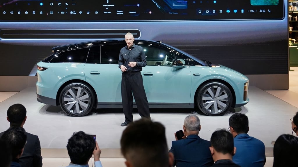 Turkis Li 6 sett fra siden på scenen under Li Autos presentasjon i Paris
