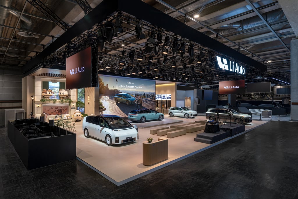 Li Autos stand i Paris med Li 6, en hvit flerbruksbil og to store SUV-er under logoen