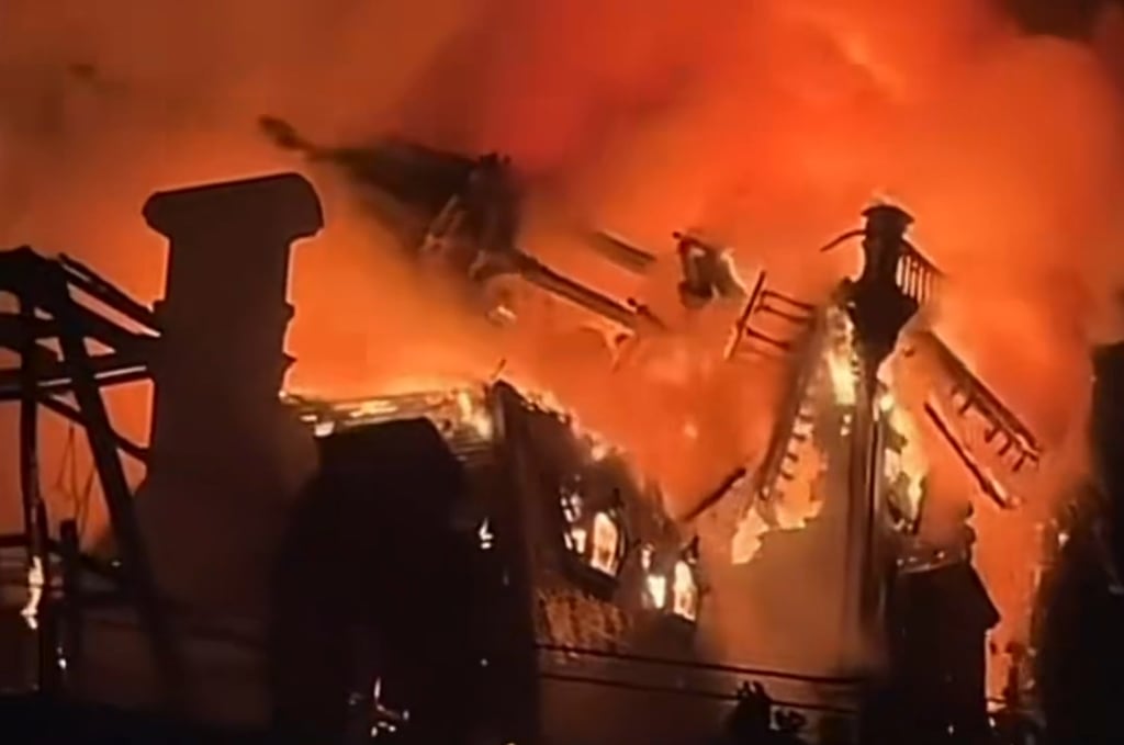 Rådhuset i Limoges står i flammer, med tårnet i ferd med å rase sammen