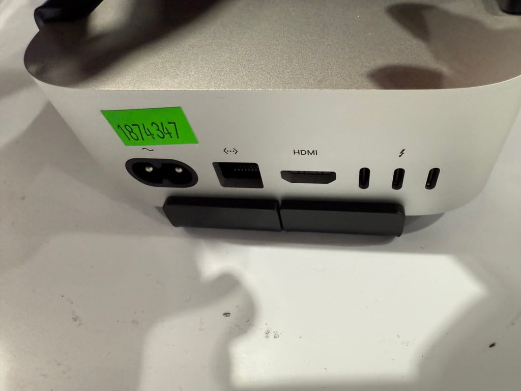 Apple Mac mini med M4-brikke stående på et skrivebord