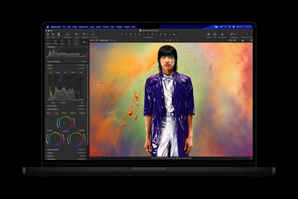 Åpen MacBook Pro med bilderedigeringsprogrammet Capture One på skjermen