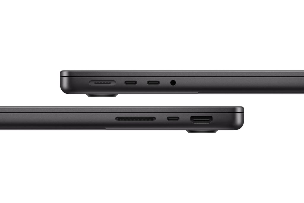 MacBook Pro i space black sett fra begge sider, med portene synlige