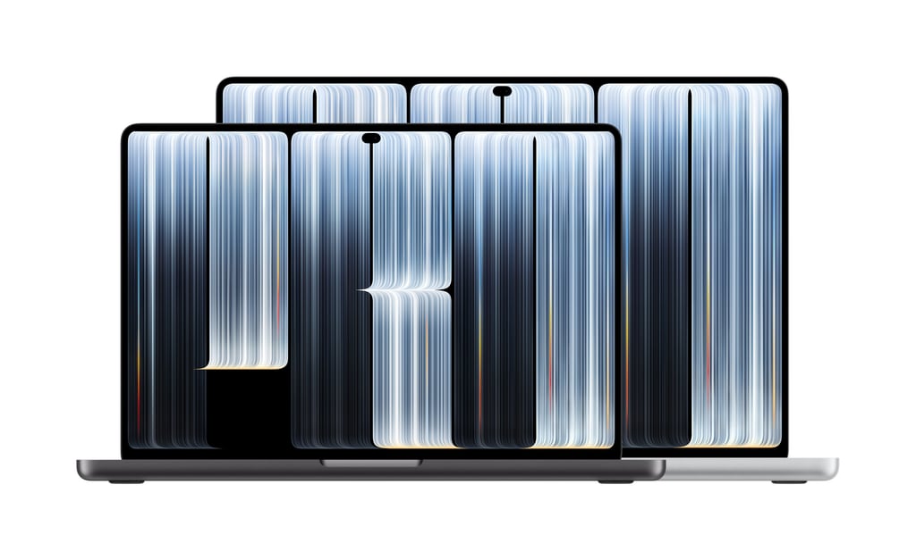 To nye MacBook Pro med OLED-skjerm sett forfra med skjermen oppslått