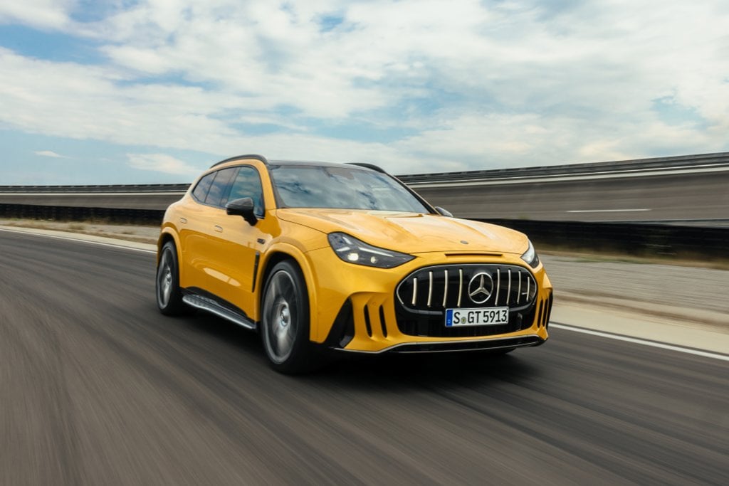 Gul Mercedes-AMG GT SUV i fart på en testbane, skrått forfra