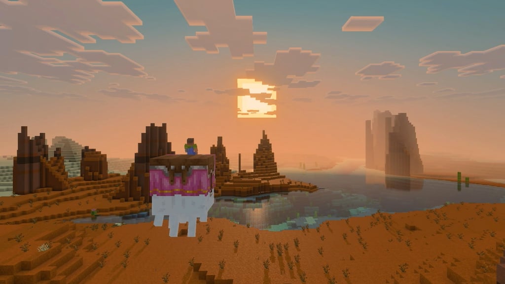 Disig solnedgang over røde klippeformasjoner i Minecraft, med myk lys og tåke