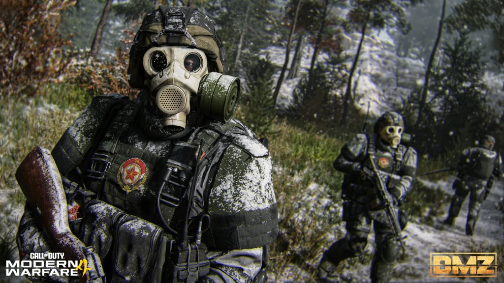 Soldater med gassmasker og vinterkamuflasje beveger seg gjennom en snødekt furuskog