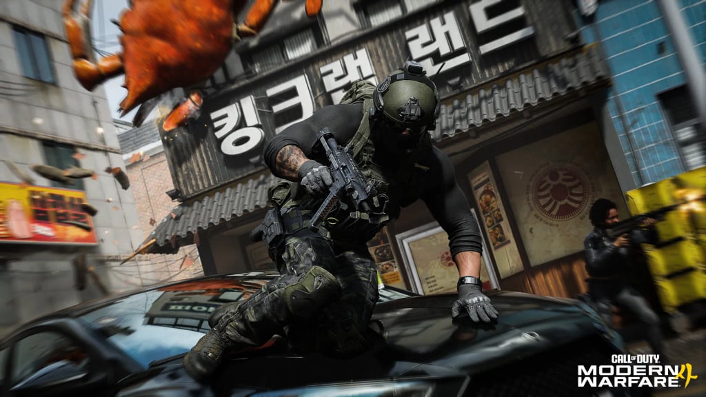 Soldat i kamp på en koreansk handlegate med skilt på hangul og en stor krabbe over en butikk