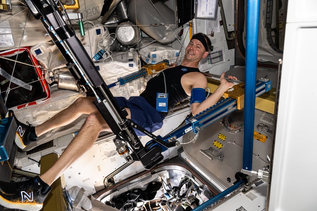 Astronaut Nick Hague trener i treningsmaskinen ARED om bord på Den internasjonale romstasjonen