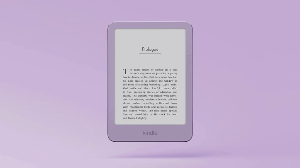 Lilla Kindle-lesebrett sett rett forfra mot lilla bakgrunn, med første side av en bok på skjermen