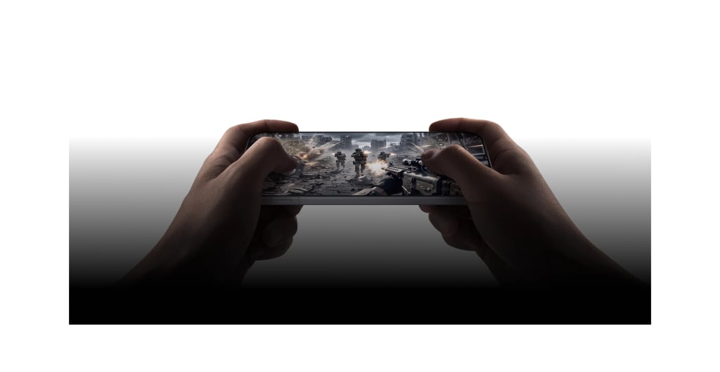 Hvit OnePlus 16 sett ovenfra med kameramodulen og tre linser