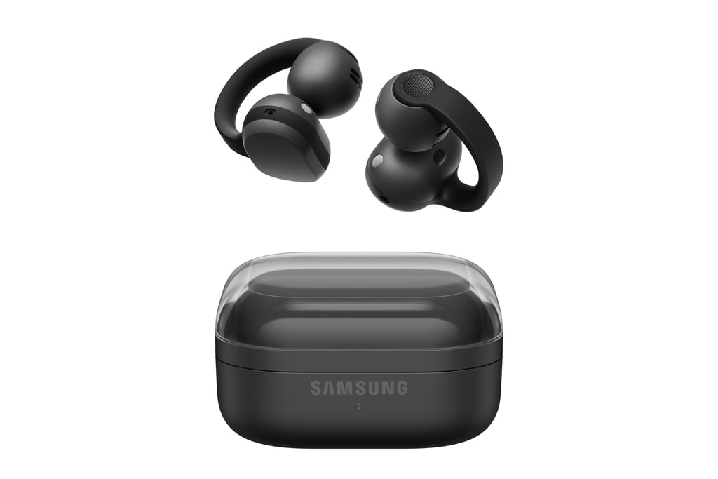 Sorte Galaxy Buds On-propper svever over et sort ladeetui med gjennomsiktig lokk og Samsung-logo