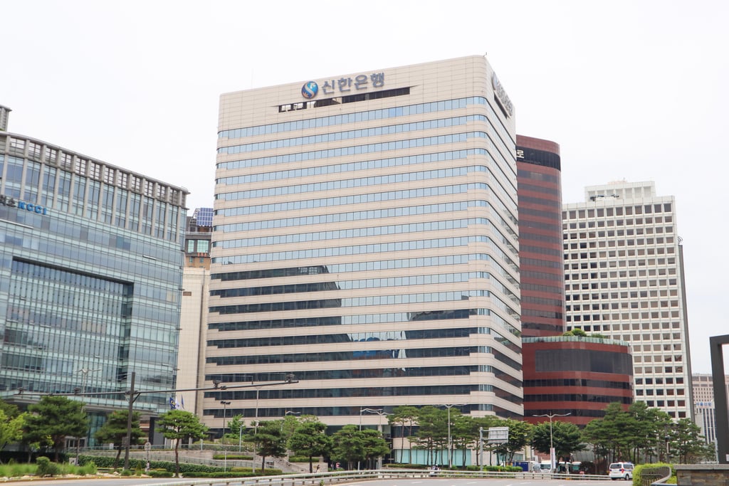 Hovedkontoret til Shinhan Bank i Seoul sett fra gaten