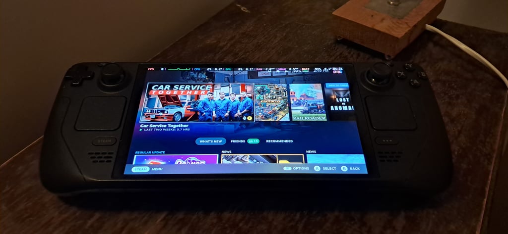 Steam Deck OLED sett forfra med startskjermen tent