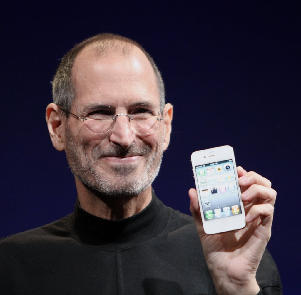 Steve Jobs i svart genser holder opp en iPhone 4
