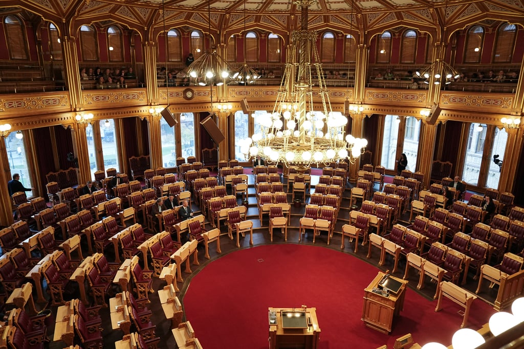 Stortingssalen i Oslo med stortingsrepresentanter på plass i benkene