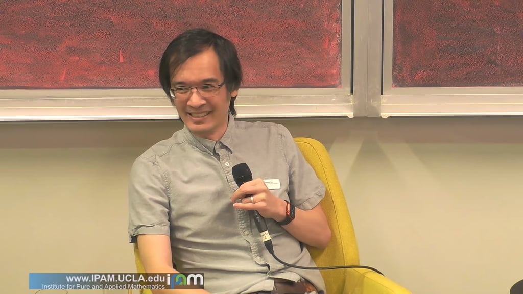 Terence Tao sitter på en scene og snakker under et arrangement ved IPAM
