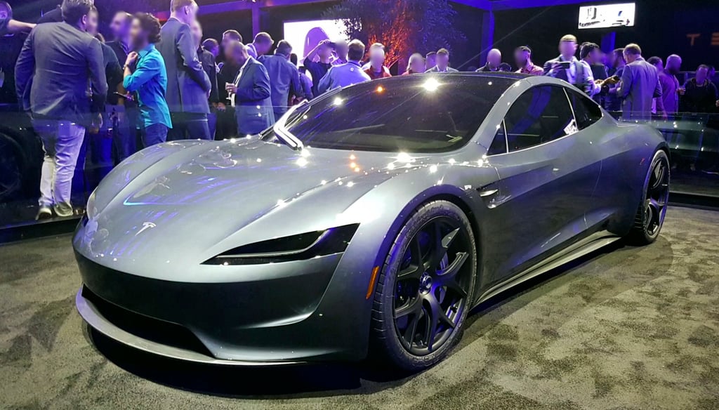 Sølvgrå Tesla Roadster-prototype på en scene, omgitt av publikum under lanseringen i 2017