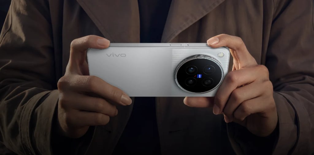 To hender holder en hvit Vivo X500 på tvers, med kameraet mot betrakteren