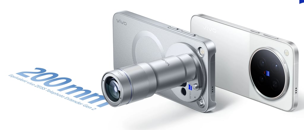 Vivo X500 med et langt sølvfarvet Zeiss-objektiv festet på baksiden, ved siden av en hvit X500