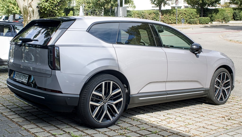 En Volvo EX60 parkert, sett skrått forfra