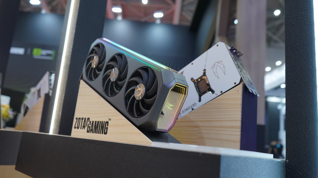 Zotac Gaming-grafikkort fra RTX 50-serien utstilt på en trefot på Zotacs messestand