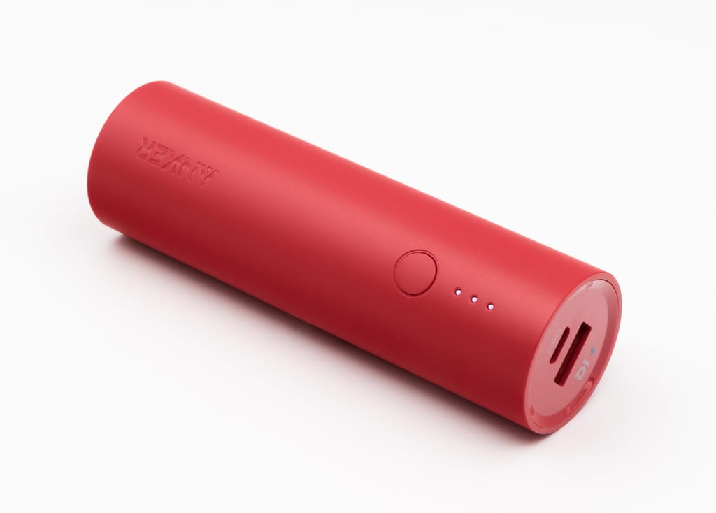 Rød sylinderformet powerbank fra Anker med USB-port i enden.