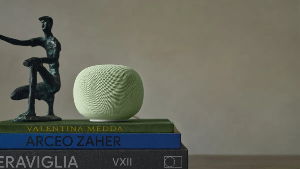 Google Home-høyttaler i fargen Berry på kjøkkenbenk