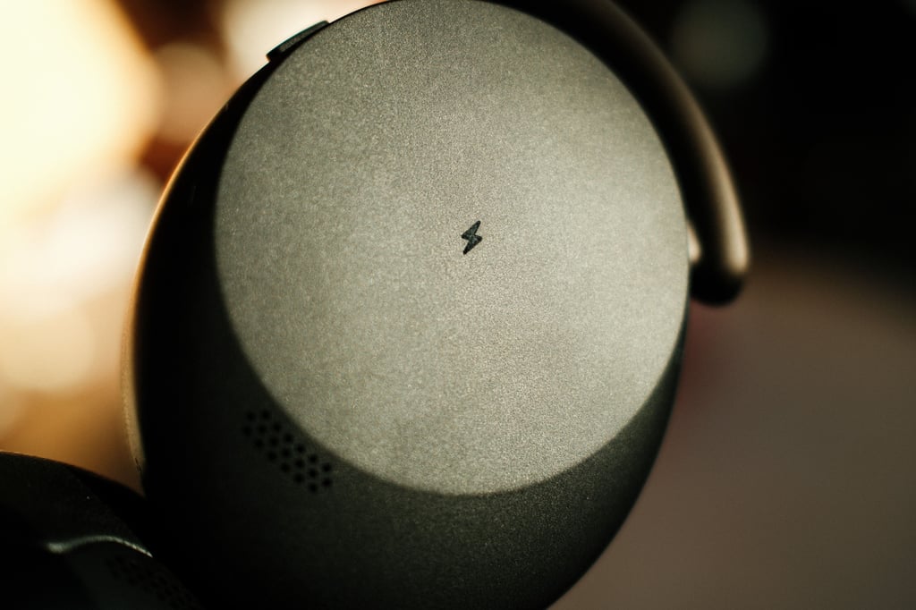 Høyre klokke på Jabra Evolve3 65 Flex med lynsymbolet for trådløs lading