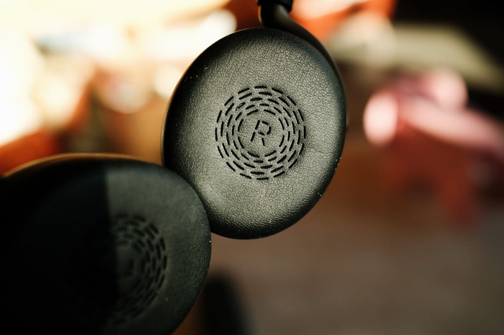 Putene på Jabra Evolve3 65 Flex sett fra siden, merket R og L