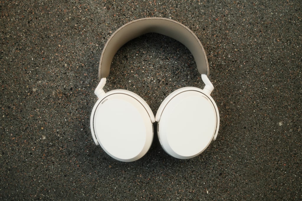 Sennheiser Momentum 5 liggende på et slipt betonggulv