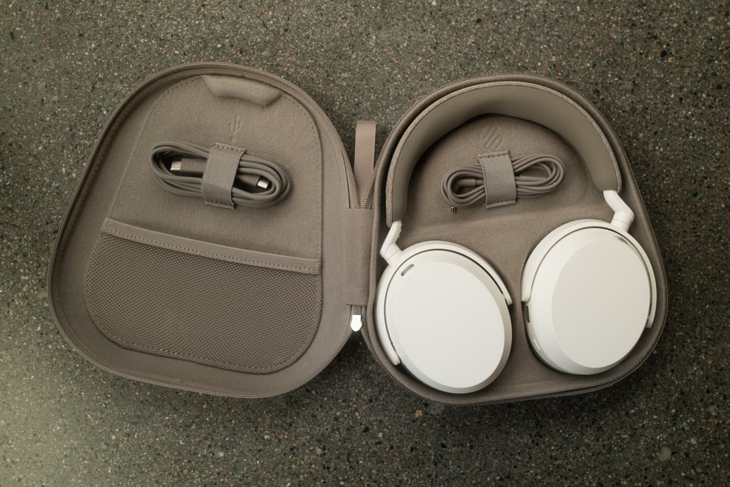 Sennheiser Momentum 5 i den brede kofferten, med kabler i lokket