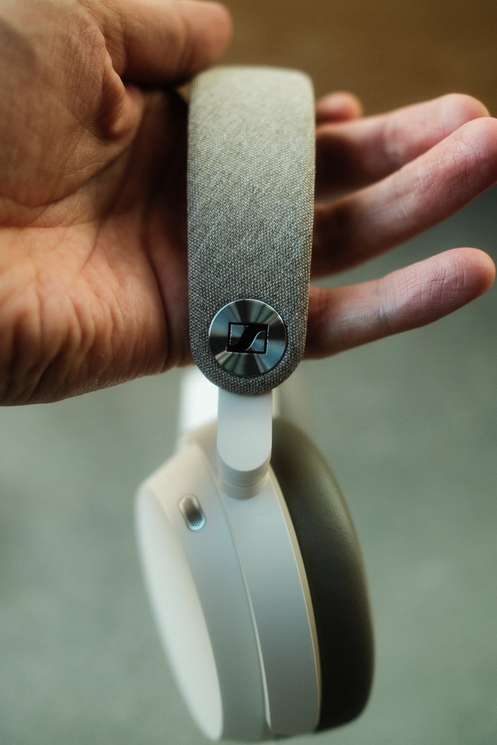 Nærbilde av detaljene på toppen av Sennheiser Momentum 5-klokkene