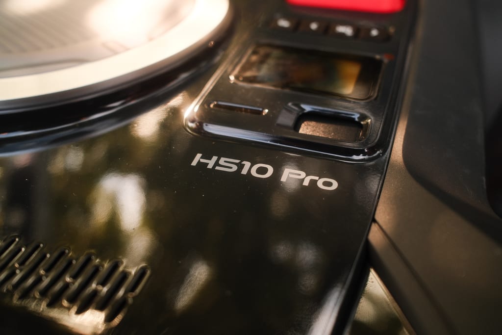 Nærbilde av det blanke dekselet på utstillingsmaskinen der det står H510 Pro i sølvskrift