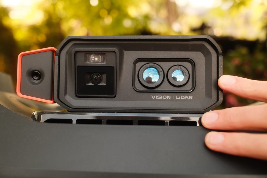Nærbilde av sensormodulen på Navimow H5 Pro med kamera, blits og to linser merket Vision Lidar