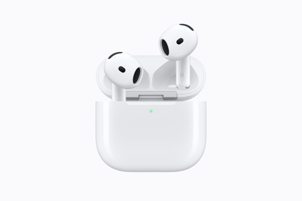 AirPods 5 i hvitt: To ørepropper svever over det åpne ladeetuiet med grønt lys